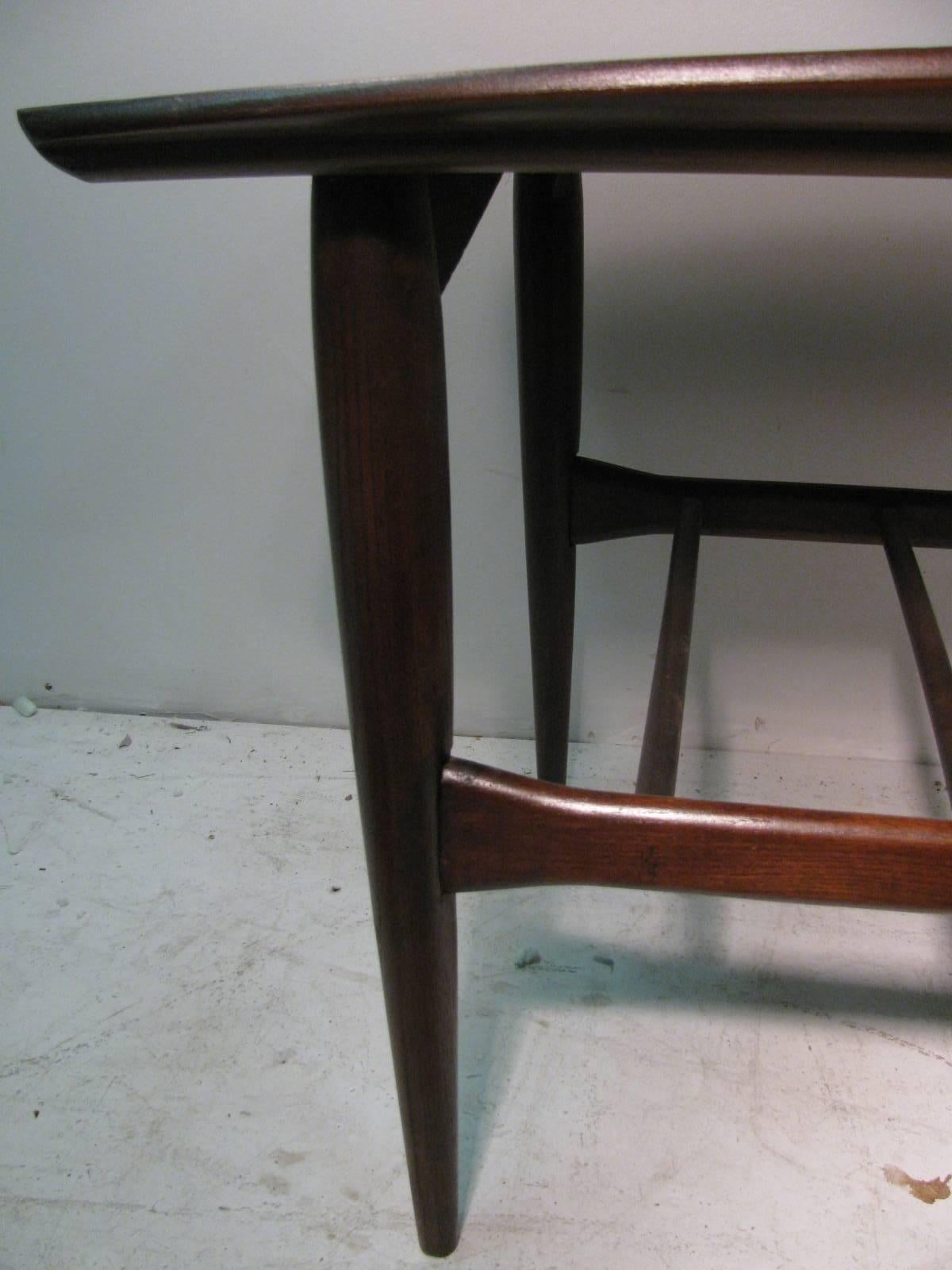Pair of Mid-Century Modern Walnut Tables In Excellent Condition In Port Jervis, NY