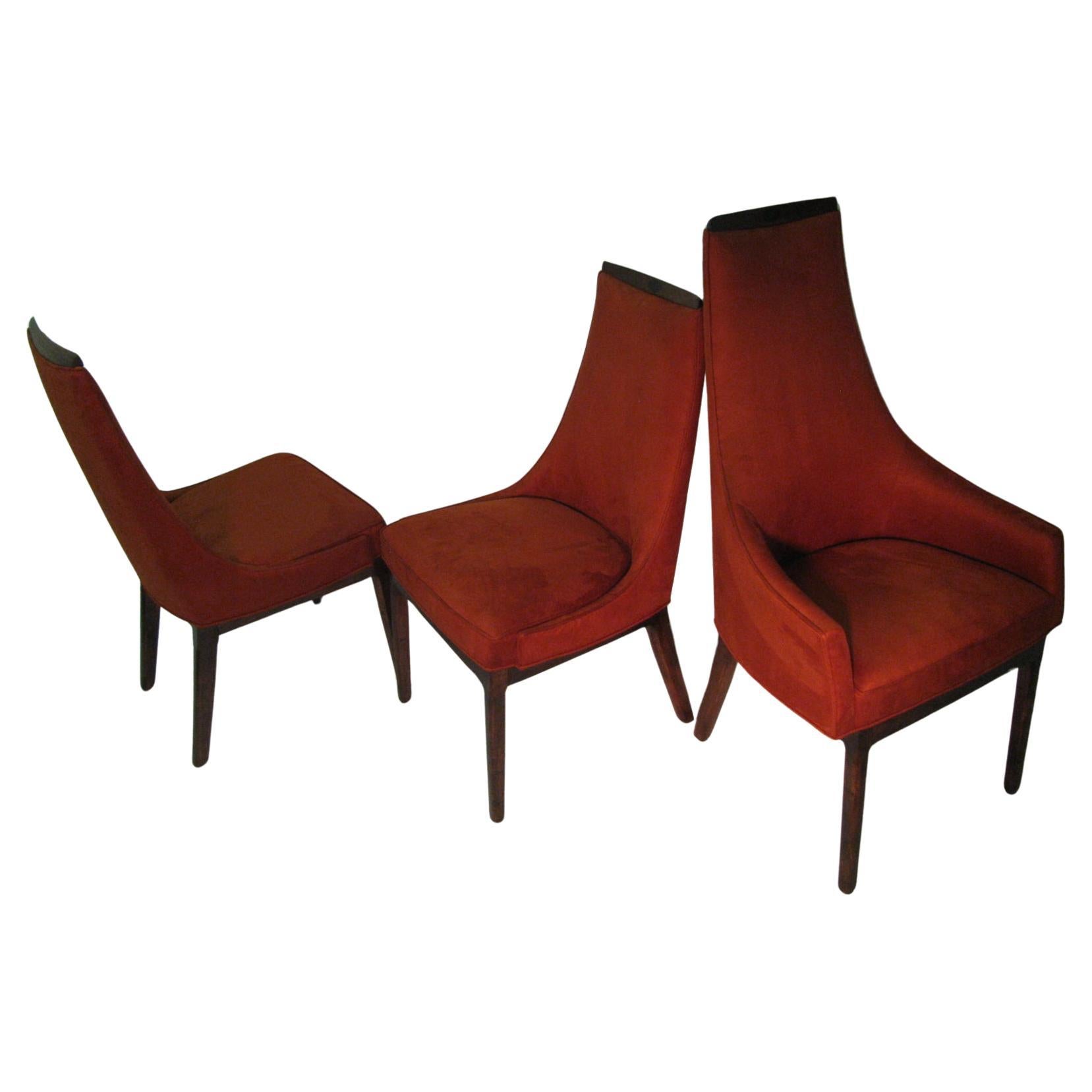 Fabuleux ensemble de six chaises totalement restaurées par Kipp Stewart pour Calvin. Refini en noyer et retapissé avec une nouvelle mousse et un tissu en velours de coton. Une conception et une fabrication de qualité, bien construites et très