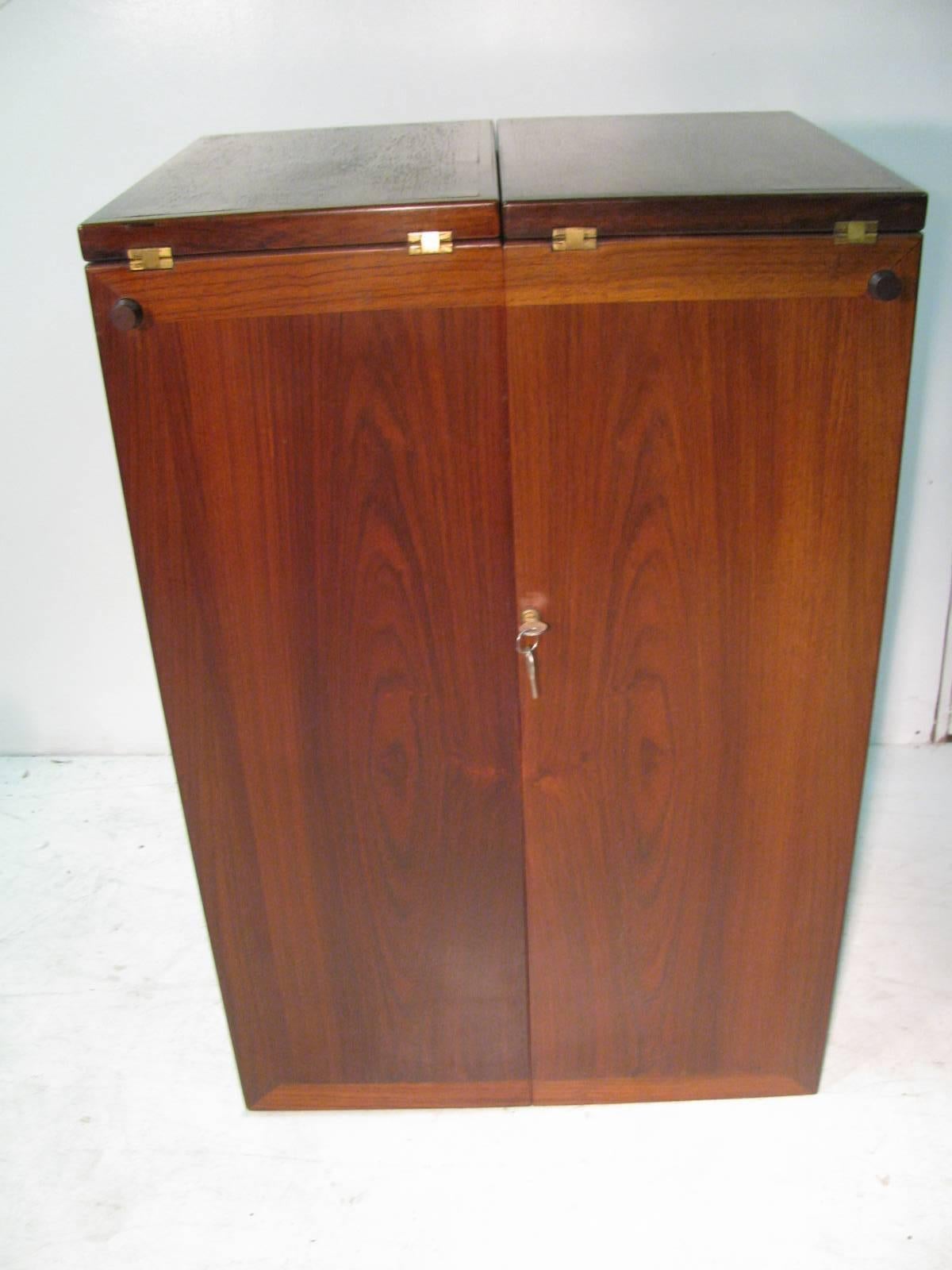 Danish Mid-Century Modern Rosewood Foldup Rolling Bar Cabinet by Skovby In Good Condition In Port Jervis, NY