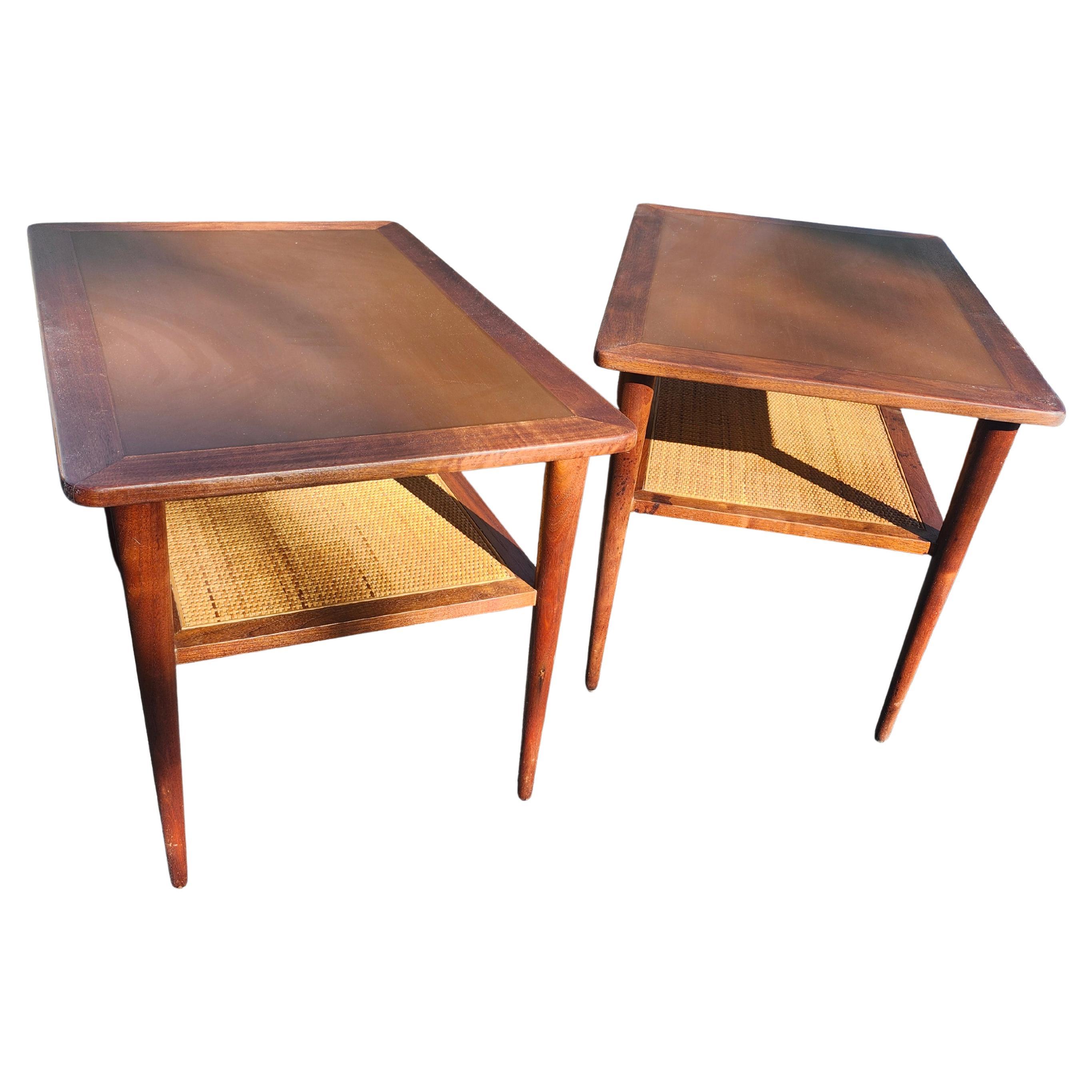 Paire de tables d
appoint en noyer modernes du milieu du siècle avec étagère en cannelure en vente