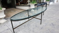 Mesa de centro escultural de estilo «Mid-Century Modern» de bronce con tablero de cristal biselado, de alrededor de 1965