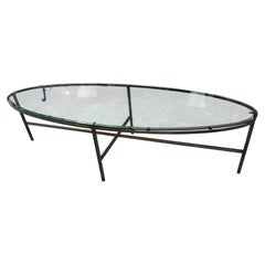 Mesa de centro escultural de estilo «Mid-Century Modern» de bronce con tablero de cristal biselado, de alrededor de 1965