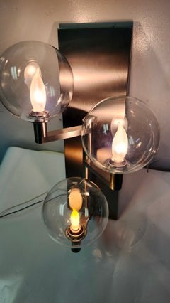 Juego de dos apliques de pared de acero inoxidable con tres luces «Gambit» de Visual Comfort Lighting