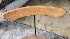 Par de sillones esculturales de estilo moderno de mediados de siglo, de hierro con chenilla de roble