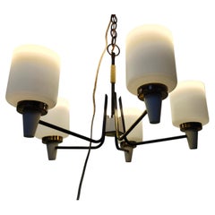 Lustre sculptural de style « Mid-Century Modern » avec abat-jours en verre opalin, vers 1960