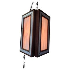 Suspension sculpturale de style « Mid-Century Modern » en noyer avec panneaux de vitraux