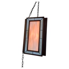 Suspension sculpturale de style « Mid-Century Modern » en noyer avec panneaux de vitraux