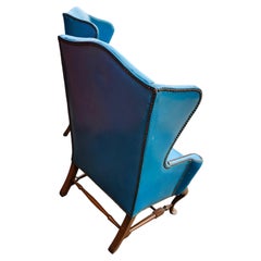 Par de sillones de cuero azul con respaldo alado de mediados de siglo y patas estilo Queen Anne, hacia 1950