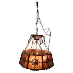 Lustre suspendu de style Arts & Crafts du milieu du siècle, avec abat-jours en mica