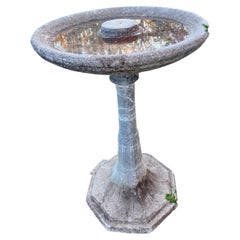 Bain d'oiseaux Art déco en pierre moulée sur socle pour le jardin