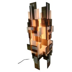 Lampada da tavolo scultorea in plexiglass a sfaccettature, in stile Mid-Century Modern, 1970 circa