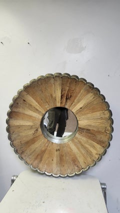 Piccolo specchio rotondo con cornice in legno indonesiano a segmenti e intagli, 1985 circa