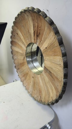 Piccolo specchio rotondo con cornice in legno indonesiano a segmenti e intagli, 1985 circa