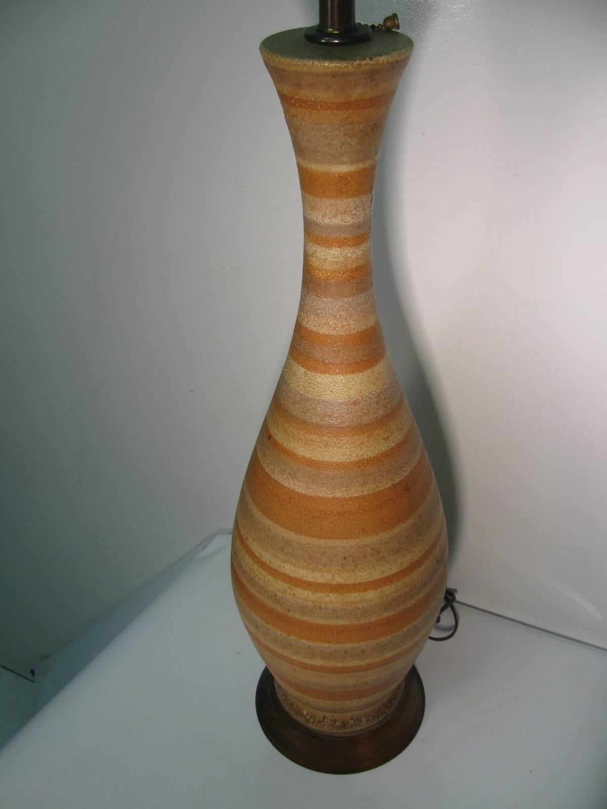 Paire de lampes de bureau en poterie à rayures mi-siècle moderne, style « Striped » Bon état - En vente à Port Jervis, NY