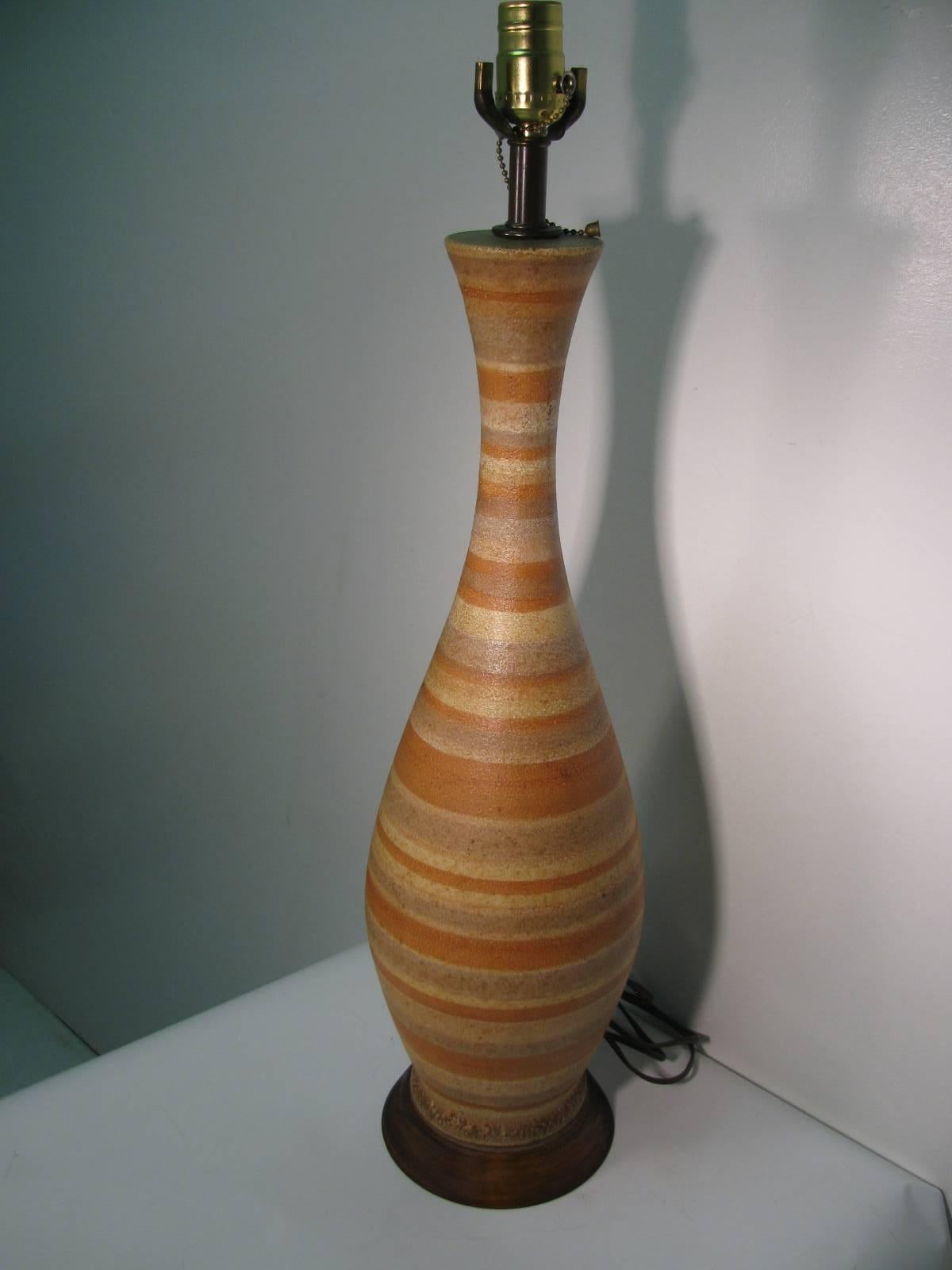 Poteries Paire de lampes de bureau en poterie à rayures mi-siècle moderne, style « Striped » en vente