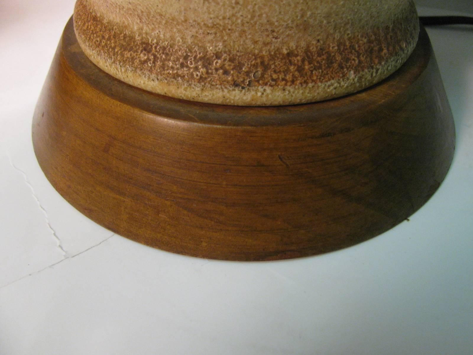 Vernissé Paire de lampes de bureau en poterie à rayures mi-siècle moderne, style « Striped » en vente