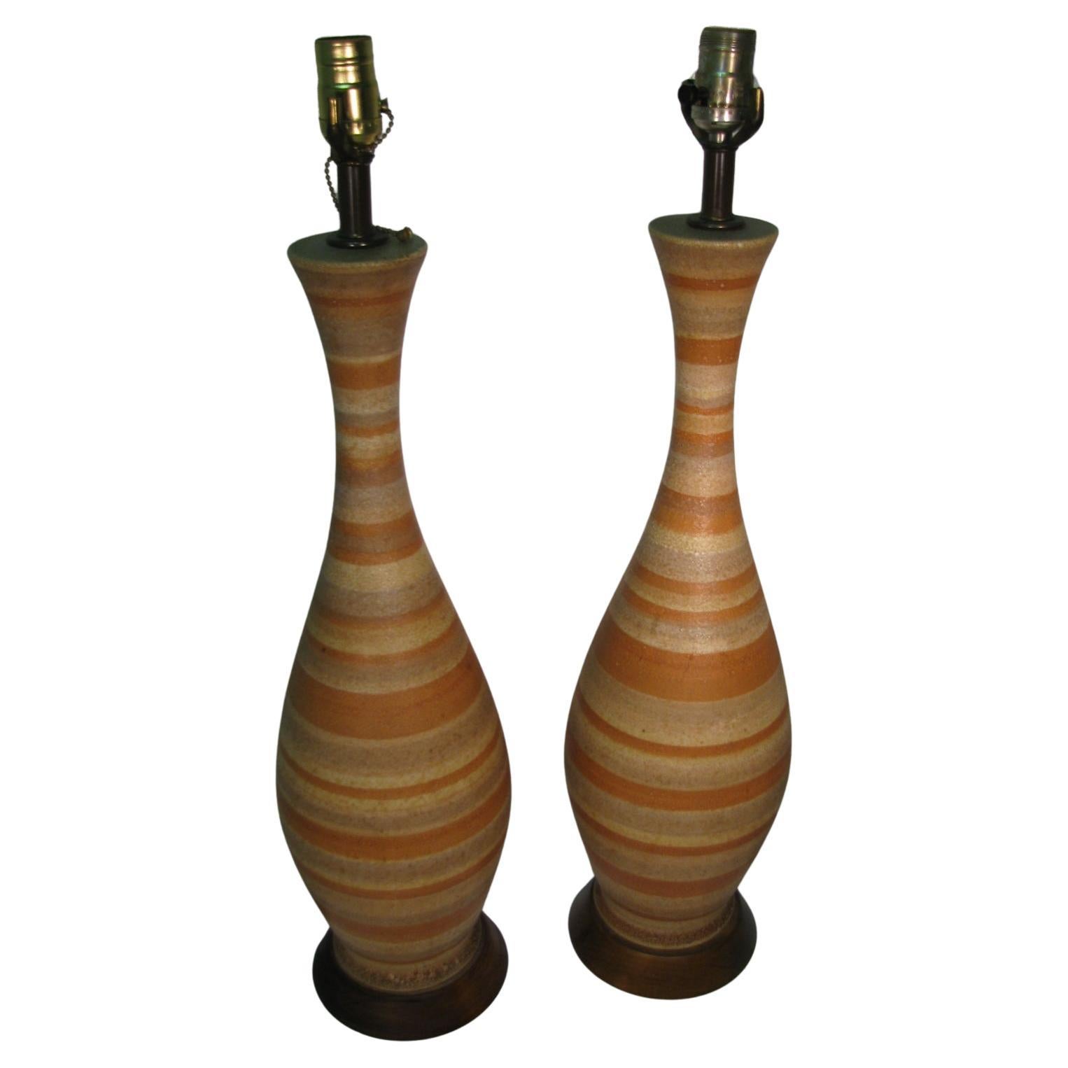 Paire de lampes de bureau en poterie à rayures mi-siècle moderne, style « Striped » en vente