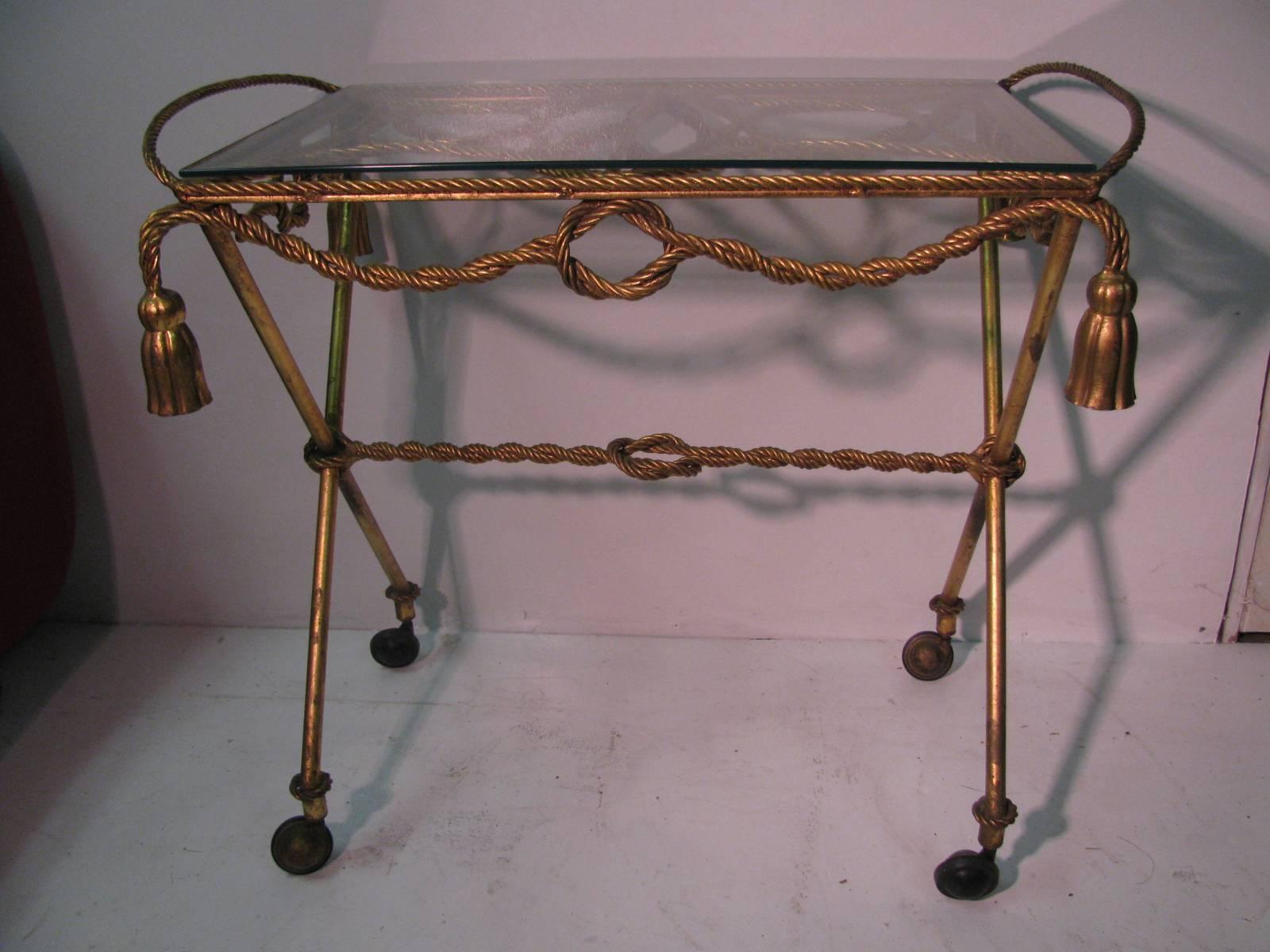 Metà XX secolo Server da bar italiano della metà del secolo scorso in ottone dorato con corda e nappe  Carrello in vendita