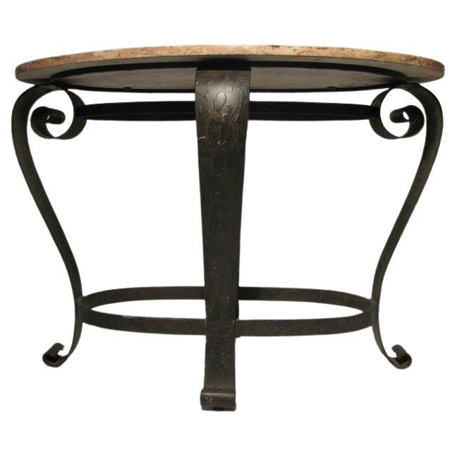 Consola central francesa de hierro bronceado y mármol rosa de mediados de siglo Francés en venta