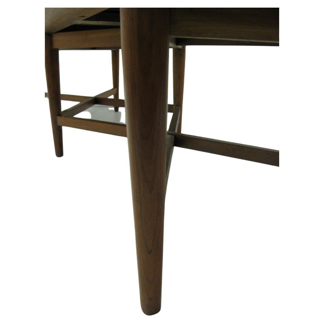 Fabelhafter langer und schlanker Tisch von Milo Baughman. Der für Fine Arts Furniture of Grand Rapids Mich. entworfene Tisch ist ein frühes und seltenes Exemplar, da er nur in begrenzter Stückzahl hergestellt und in gehobenen Geschäften wie Lord &