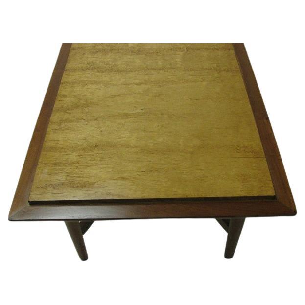 Fabuleuse table longue et élancée de Milo Baughman. Conçue pour Fine Arts Furniture de Grand Rapids (Michigan), cette table est rare car elle a été fabriquée en série limitée et vendue dans les magasins haut de gamme tels que Lord & Taylor, Saks et