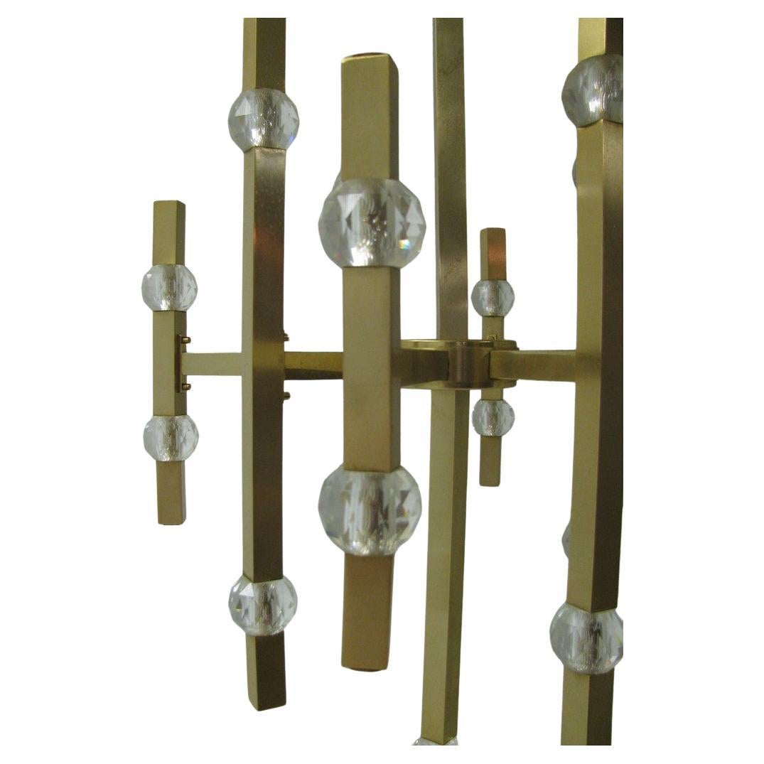 Italiano Lampadario di metà secolo Gaetano Scolari in ottone satinato e cristallo in vendita