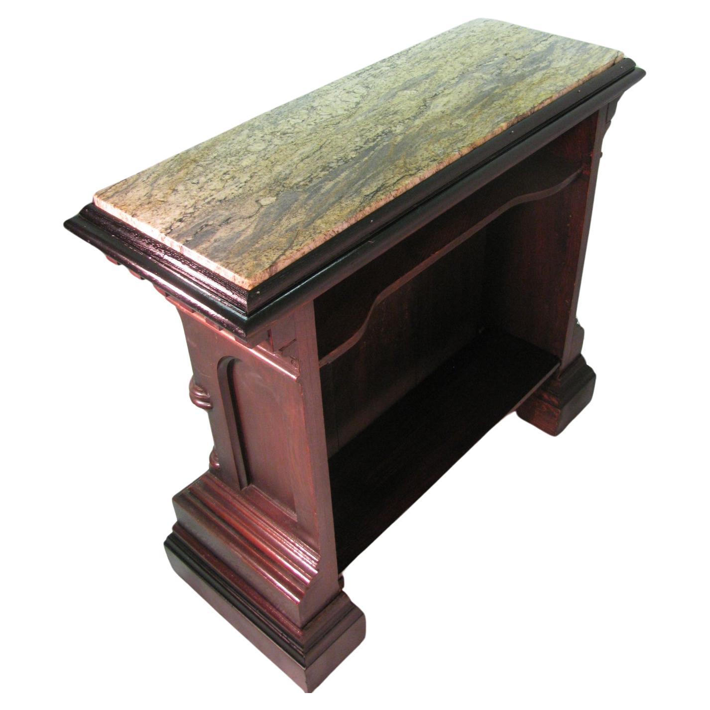 Poli Bar néoclassique en chêne sculpté de style gothique avec plateau en marbre en vente