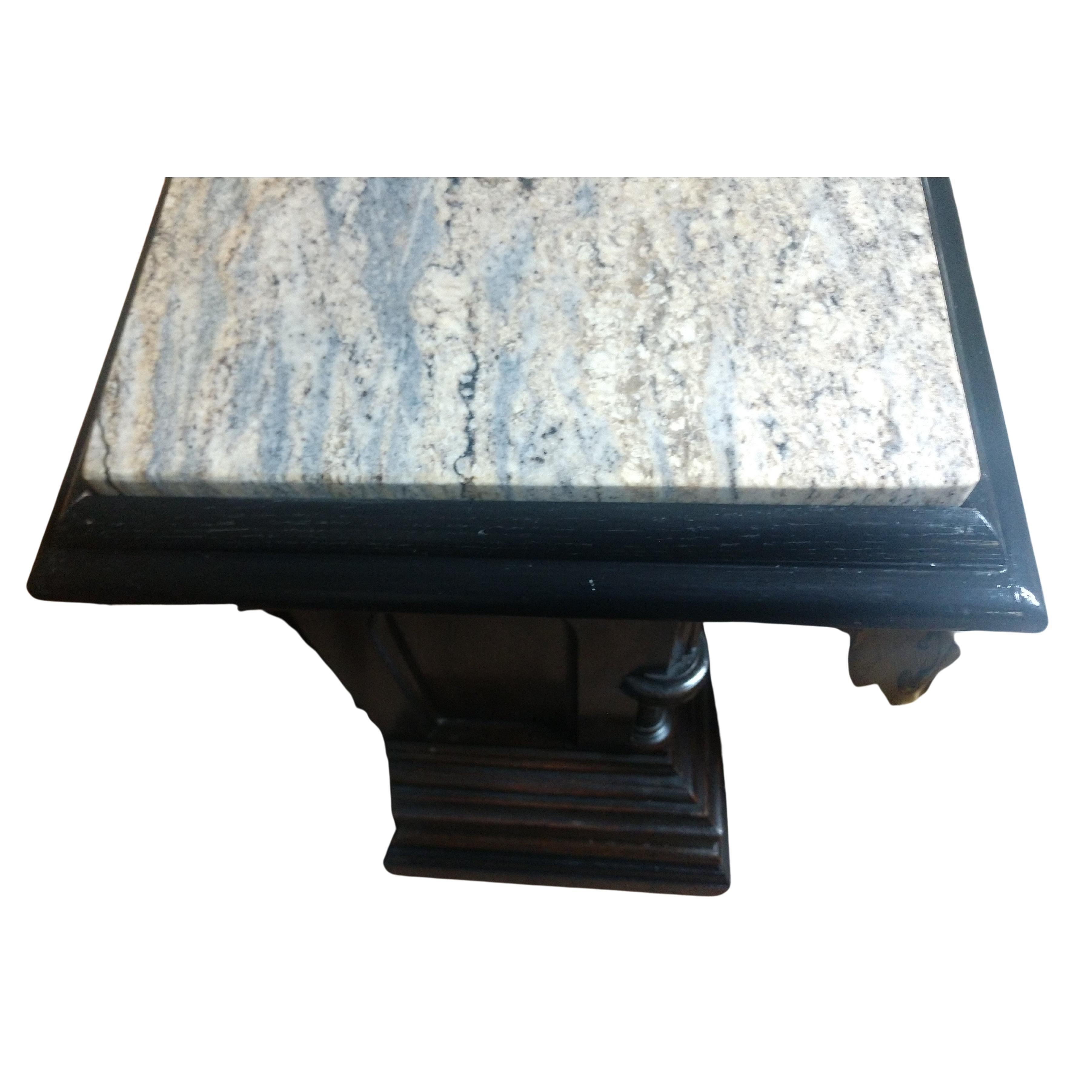 Américain Bar néoclassique en chêne sculpté de style gothique avec plateau en marbre en vente