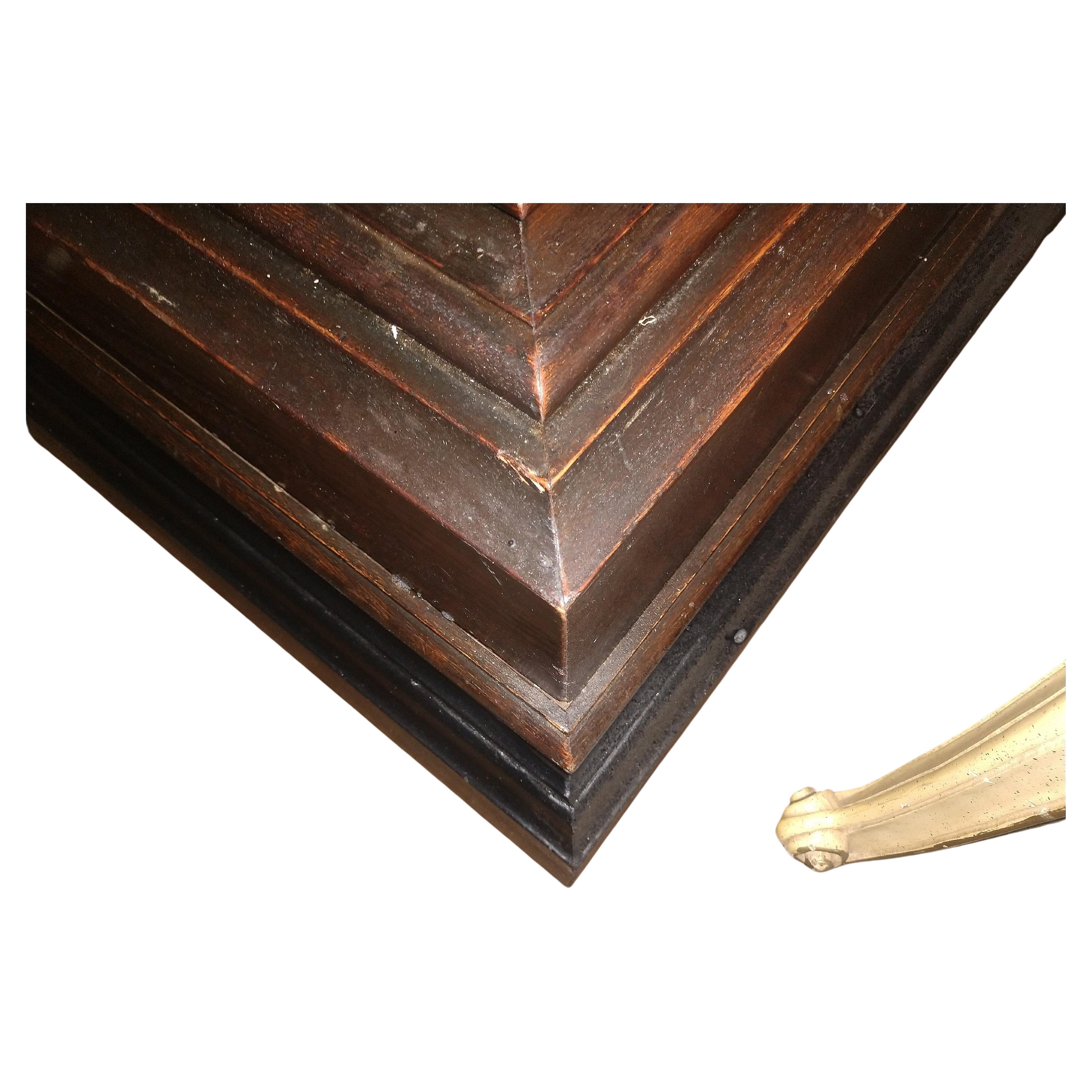 Néo-gothique Bar néoclassique en chêne sculpté de style gothique avec plateau en marbre en vente