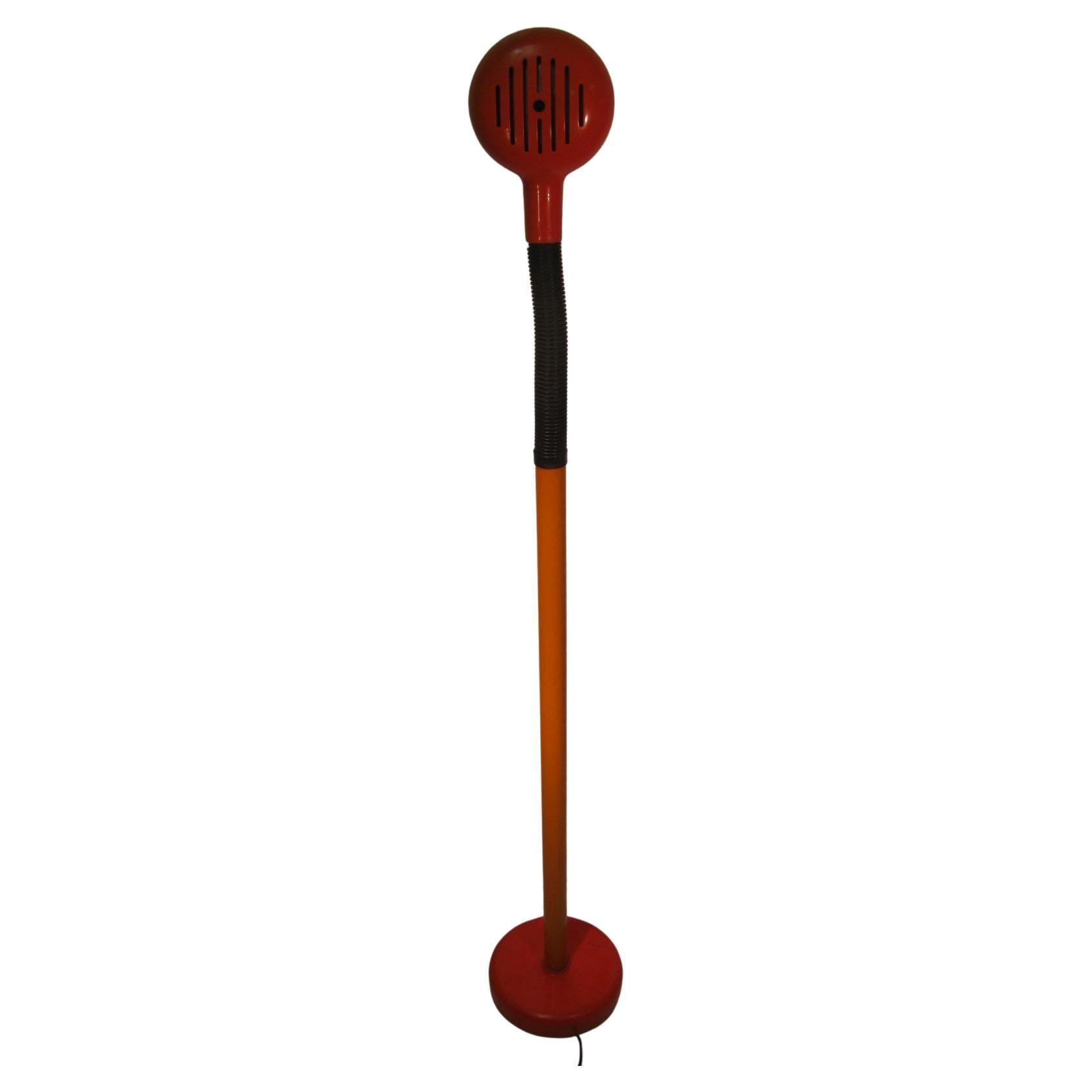 Fantastique lampadaire en plastique flexible. Orange du milieu des années 1960 avec un cou flexible pour une plus grande maniabilité lors du positionnement. La lampe mesure 44 pouces de haut lorsqu'elle est en position de flexion de lecture. Tout
