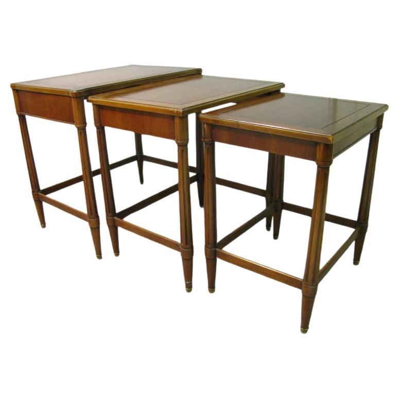 Ensemble de trois tables gigognes néoclassiques du milieu du siècle dernier de style Robsjohn Gibbings en vente