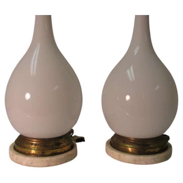Lampes en verre de Murano Opaline à boîtier vintage Archimede Seguso. Leur design est simple et élégant, avec de grands cols longs, qui portent les lampes à une hauteur de 31 pouces de la base au sommet de la douille. Le verre est soufflé à la main