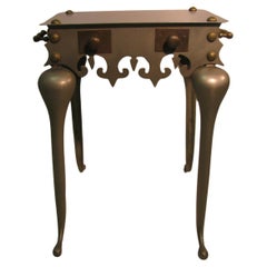 Table d'appoint mi-siècle moderne en acier inoxydable avec accents en laiton