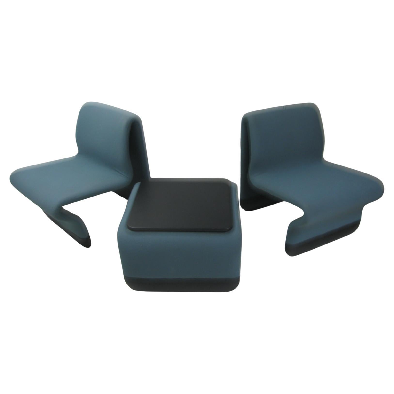 Rare et fabuleux ensemble de trois pièces qui se compose de deux chaises avec une table basse. Le tissu est un tweed bleu-vert avec un vinyle noir Naugahyde autour de la base des chaises et du dessus de la table. Le tissu présente une certaine