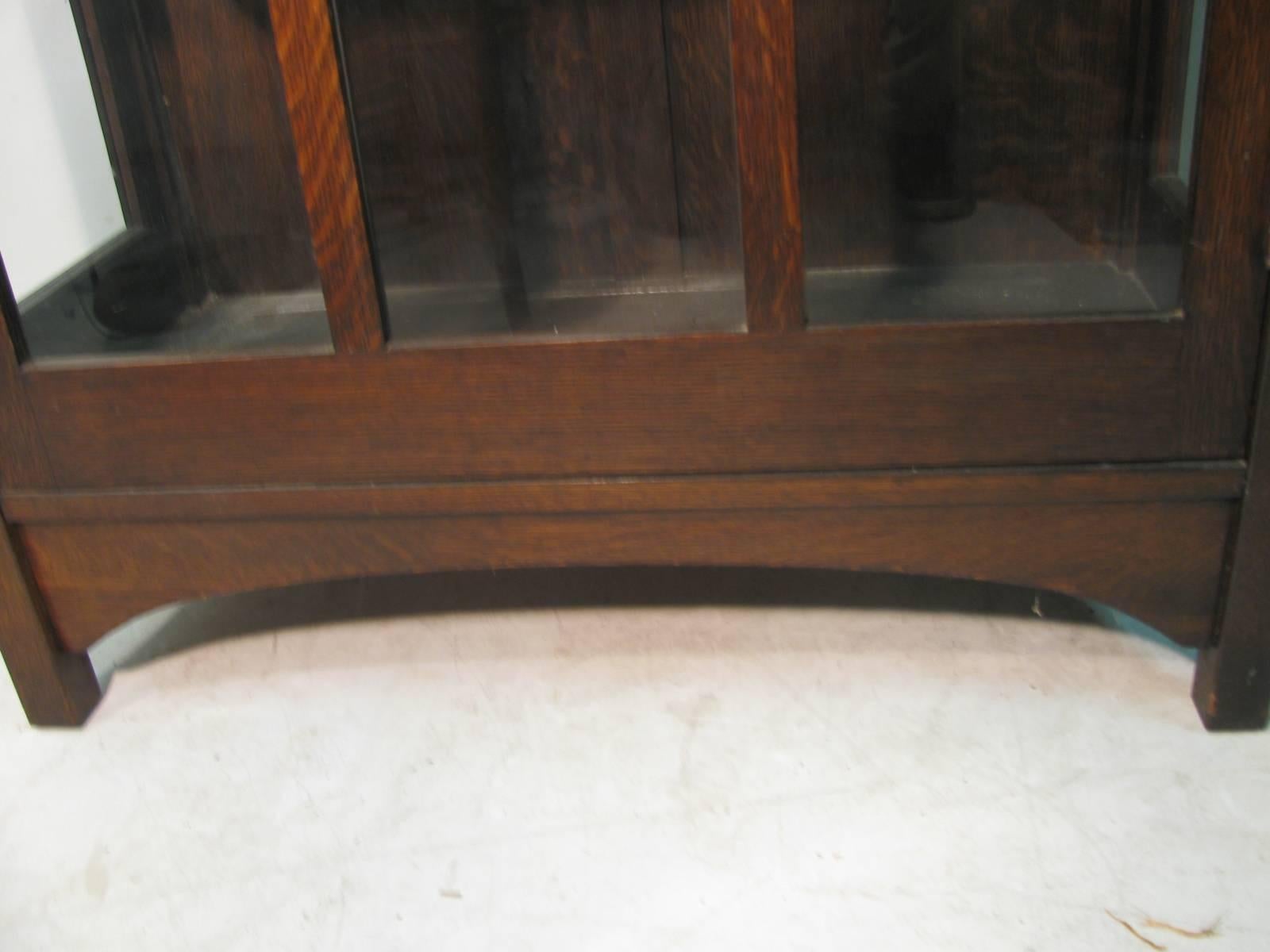 L & JG Stickley Mission Arts & Crafts, China Closet In Excellent Condition In Port Jervis, NY