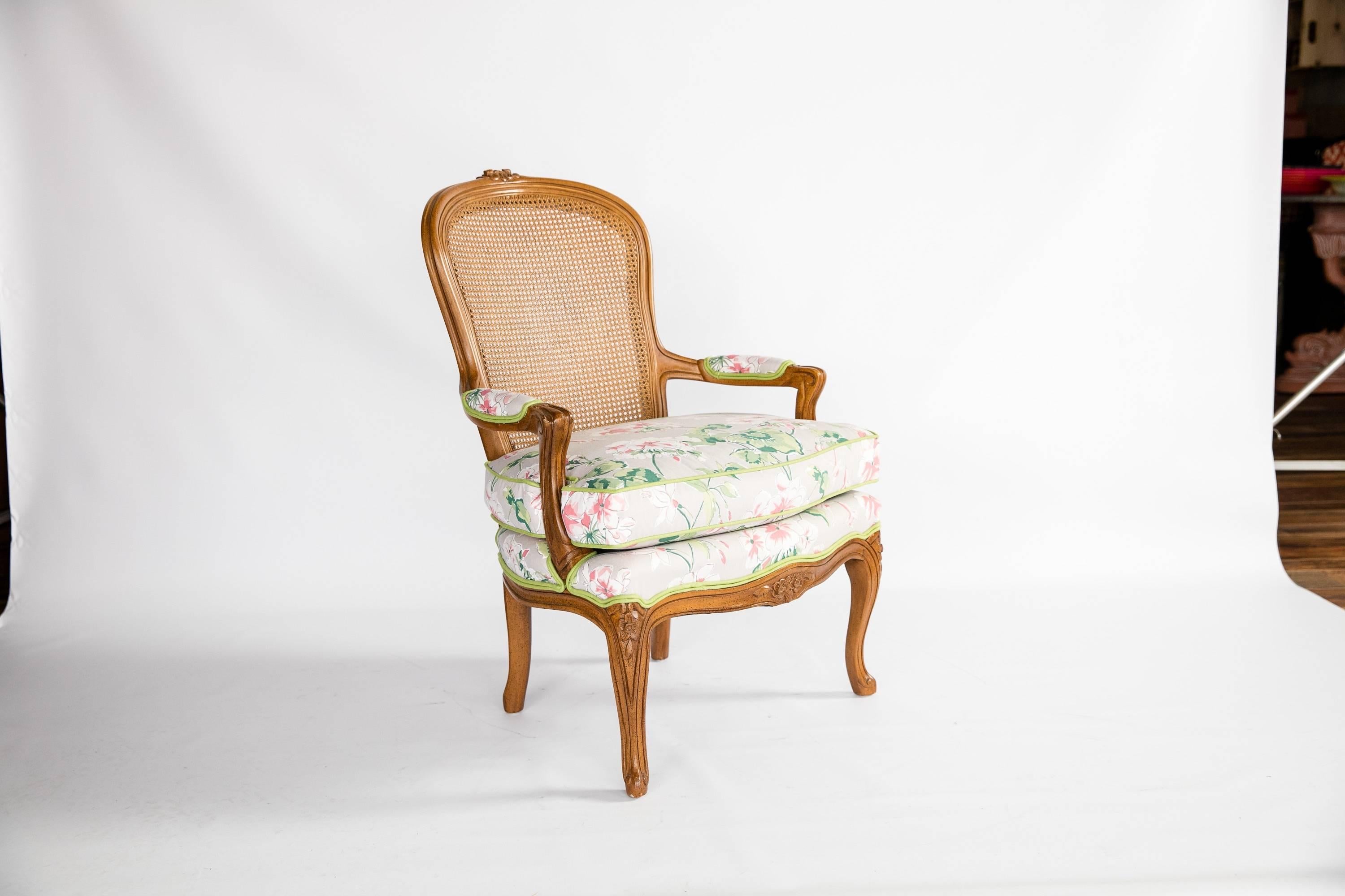 1960s Bergère with a caned back, loose cushion seat, grey and green geranium floral upholstery (Mirador Morn in Oyster) by Madcap Cottage for Robert Allen at Home fabric collection. The removable cushion is a blend of down and fiber with hidden