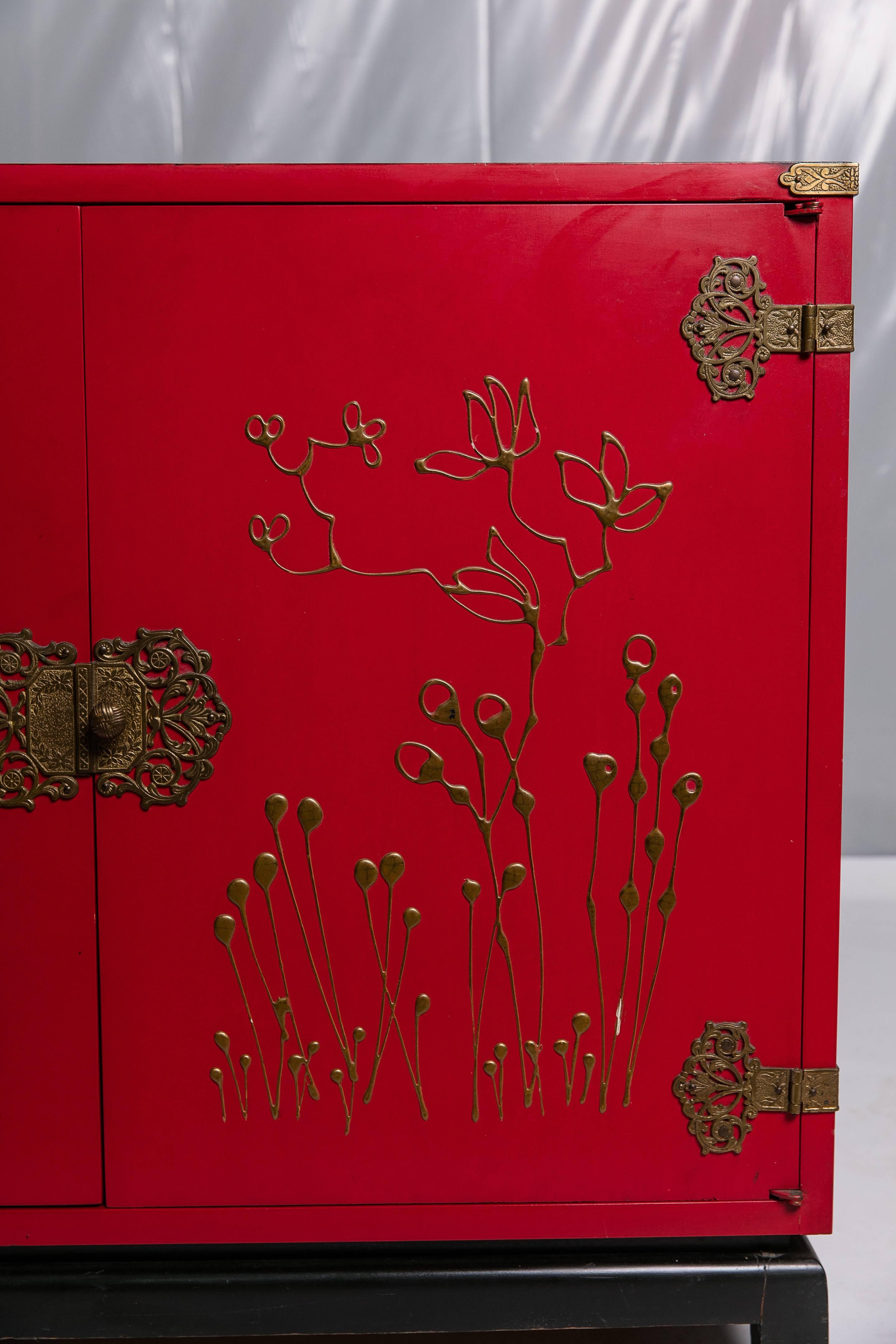 Mid-Century Chinoiserie Bar Cabinet For Sale 2