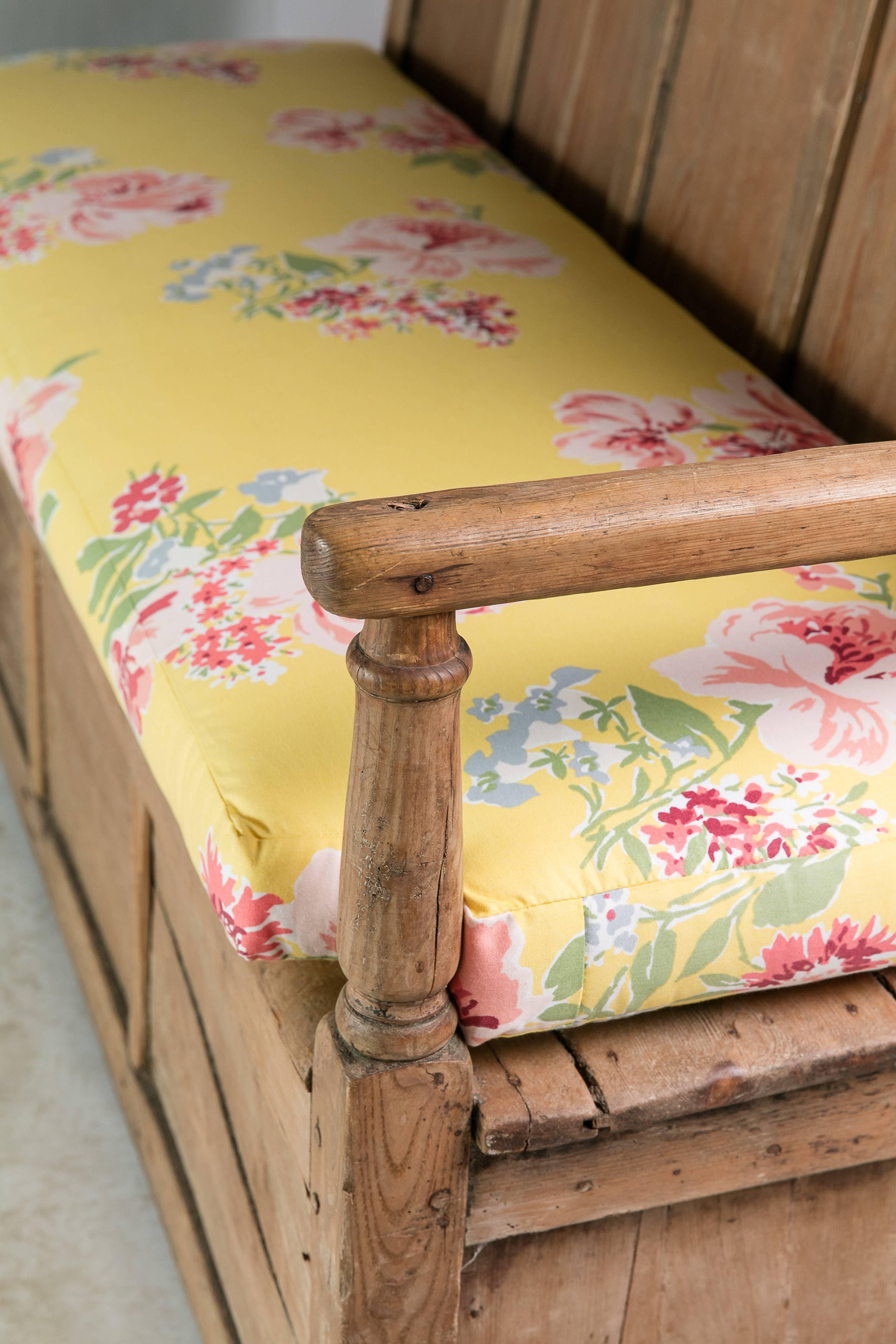 Pine Bench with Floral Cushion, 19th Century English  In Good Condition For Sale In High Point, NC
