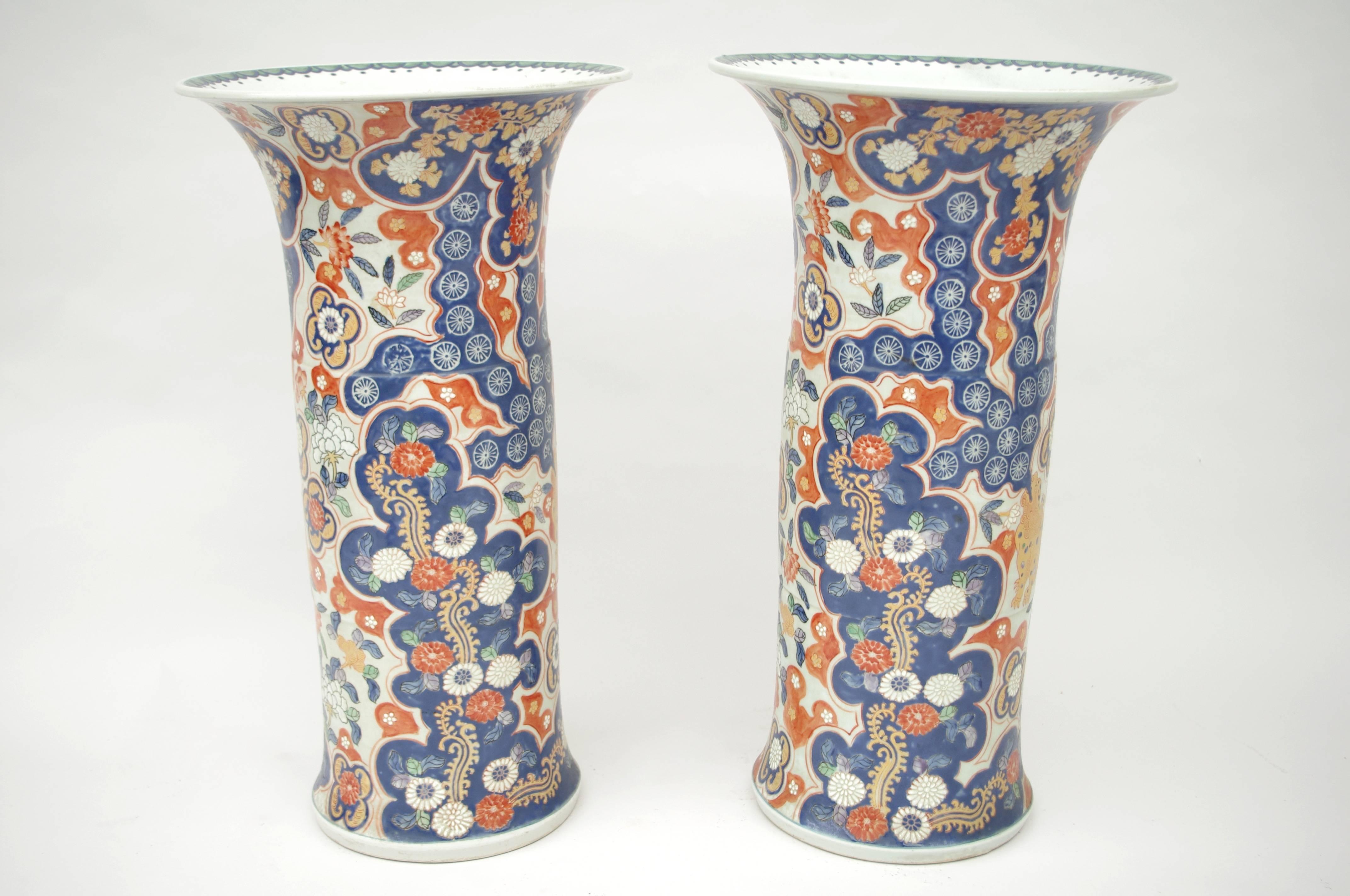 Rouleaux vases.
Imari porcelain.
Pho dogs and flowers decor.
1900 period.