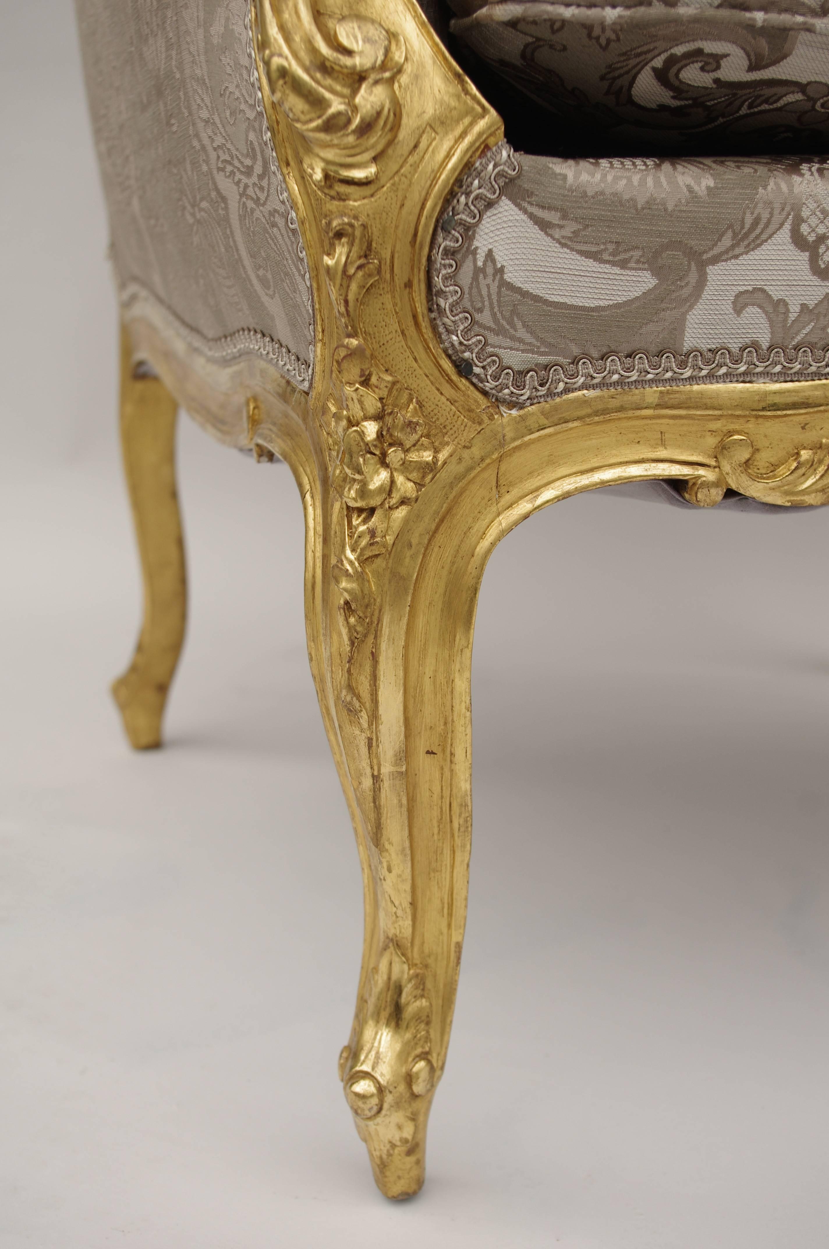 Louis XV style.
Sculpted and giltwood such as acanthus leaves, flowers and "agrafes"
curved feet,
end of 19th century.