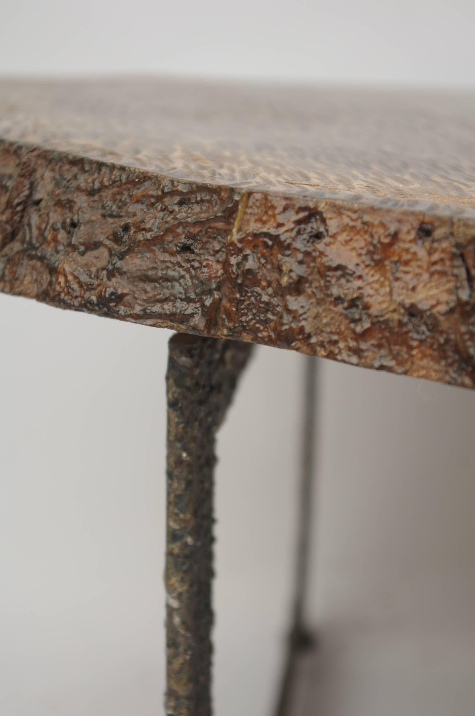Hammered wood.
Table leg in metal.
Contemporary art by Thierry Jacques.