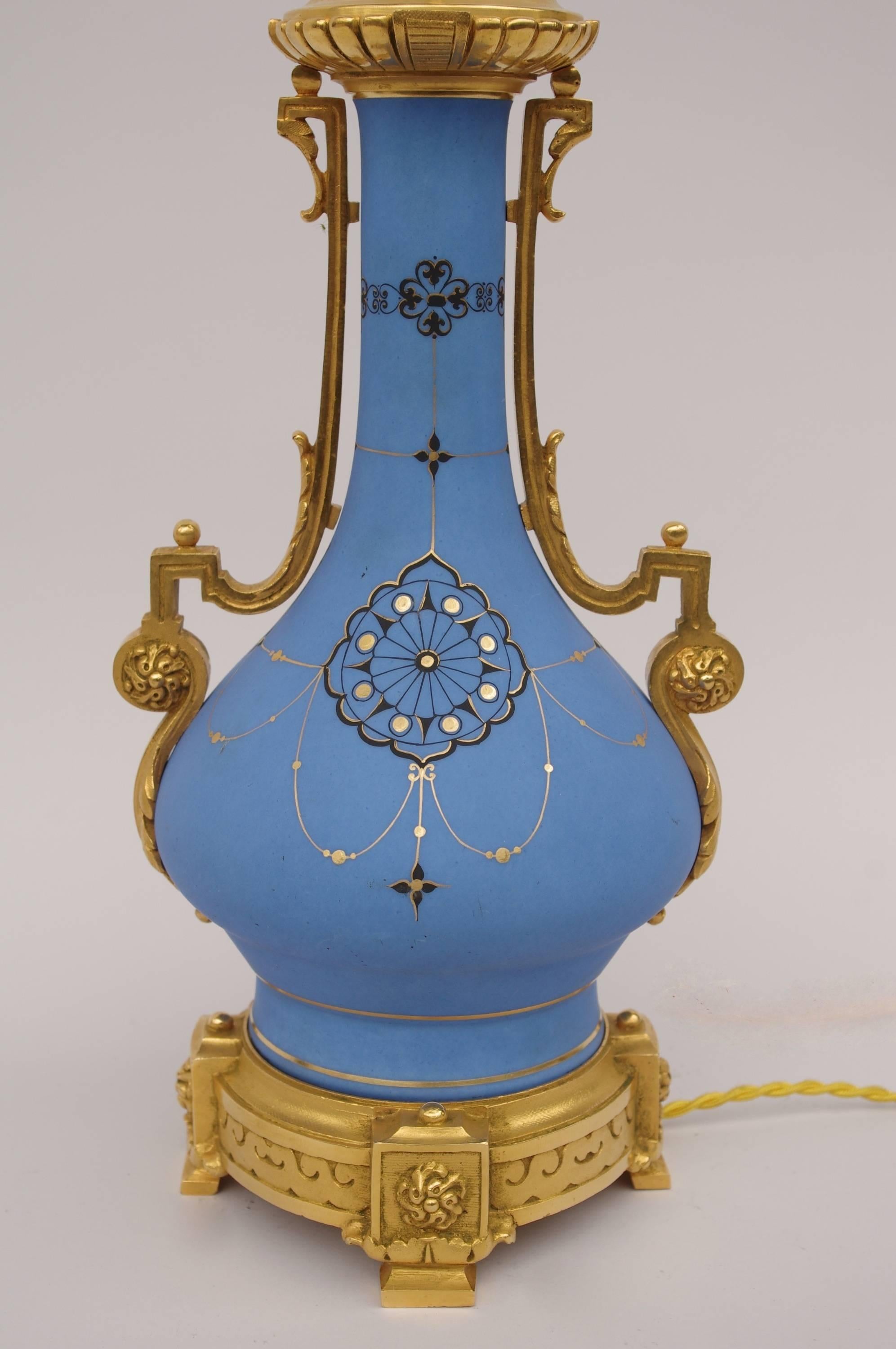Paris porcelain.
Blue mat.
Handles and base in gilt bronze,
circa 1860.

New and functional electrical system.

! The price doesn’t include the lampshade price. However, our workshop can advise you with pleasure and realize it with your size and