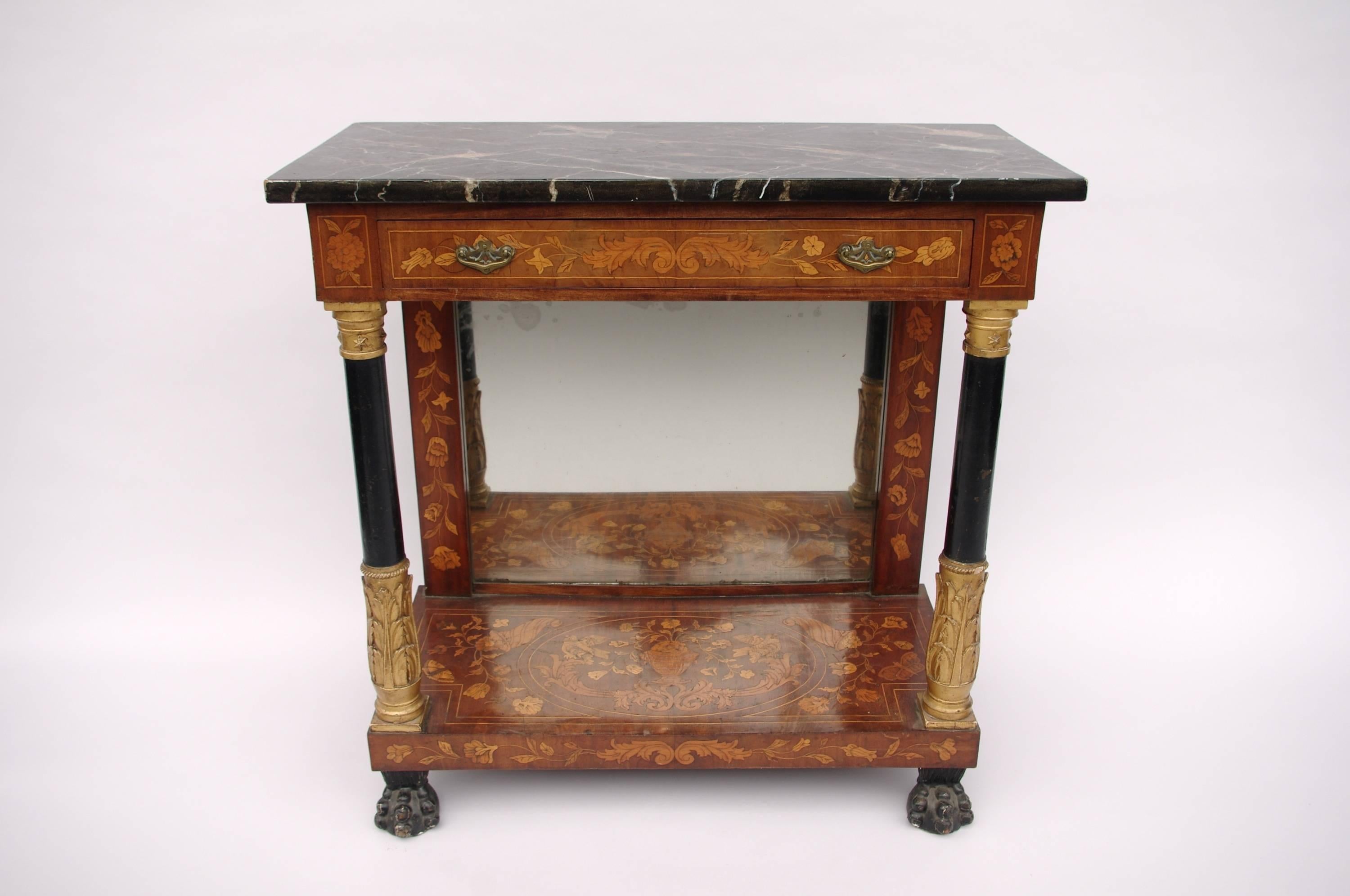 Faux marble painted top.
Dutch work.
Marquetry.
Glass part.
Beginning of the 19th century.
Opening in one drawer.