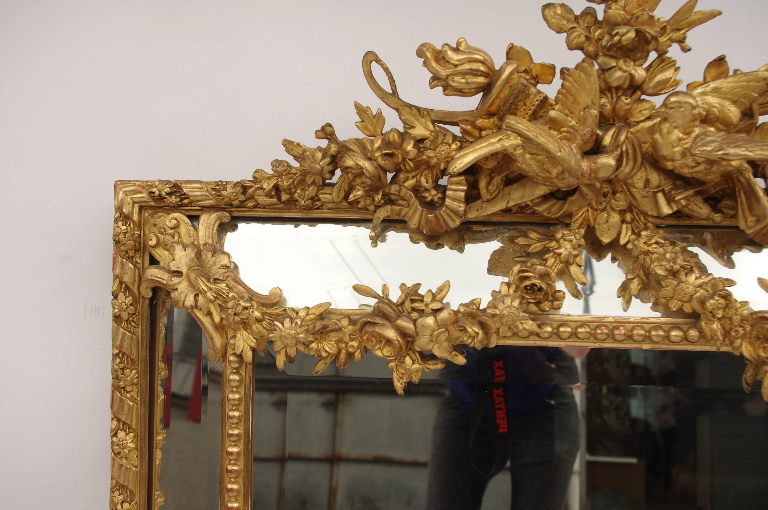 Louis XVI style.
Napoleon III period.
Gilt stucco.
Having flowers, birds and quiver pediment.
This mirror has been made in a style known as a 