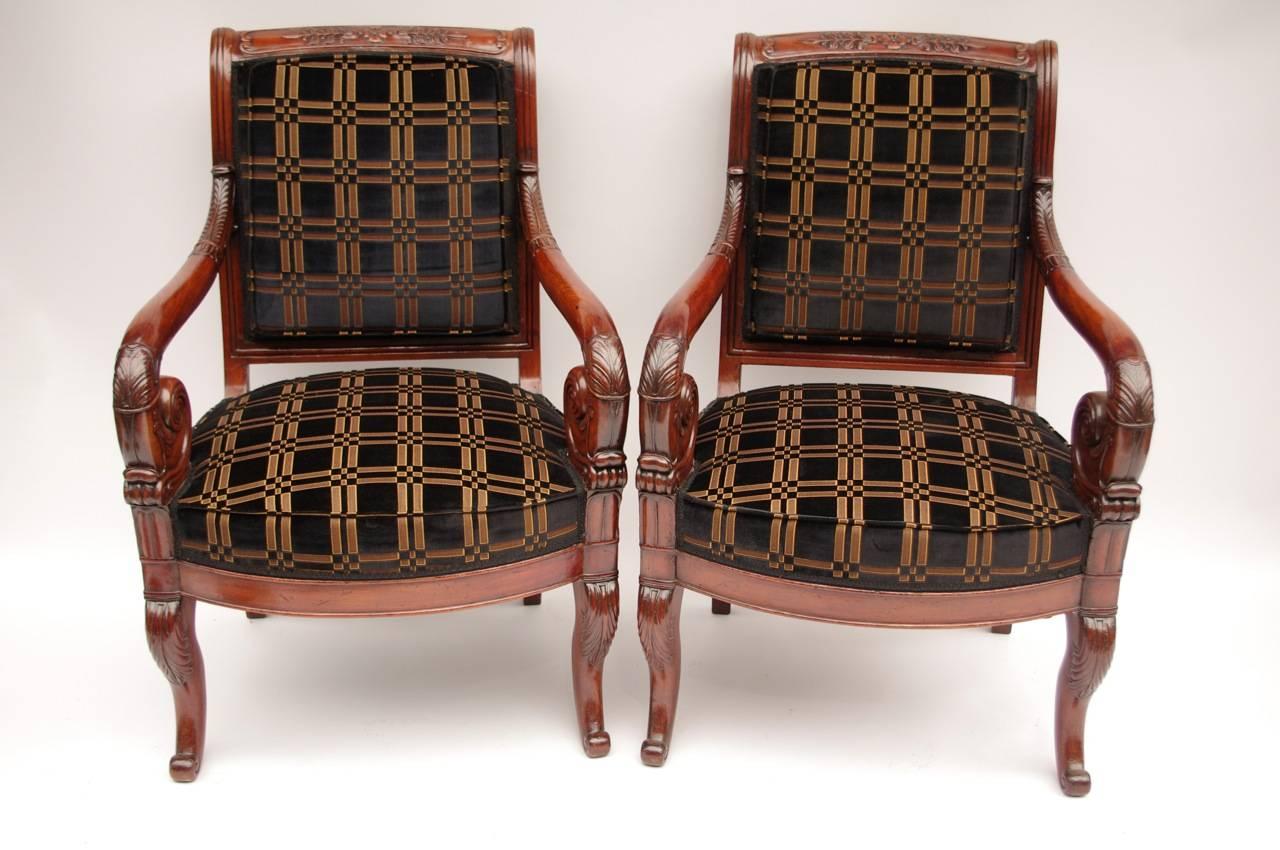 Arched back and bowed. 
The scrolled arms with foliate terminals.
Mahogany.
Beginning of the 19th century.
Restauration period.
 