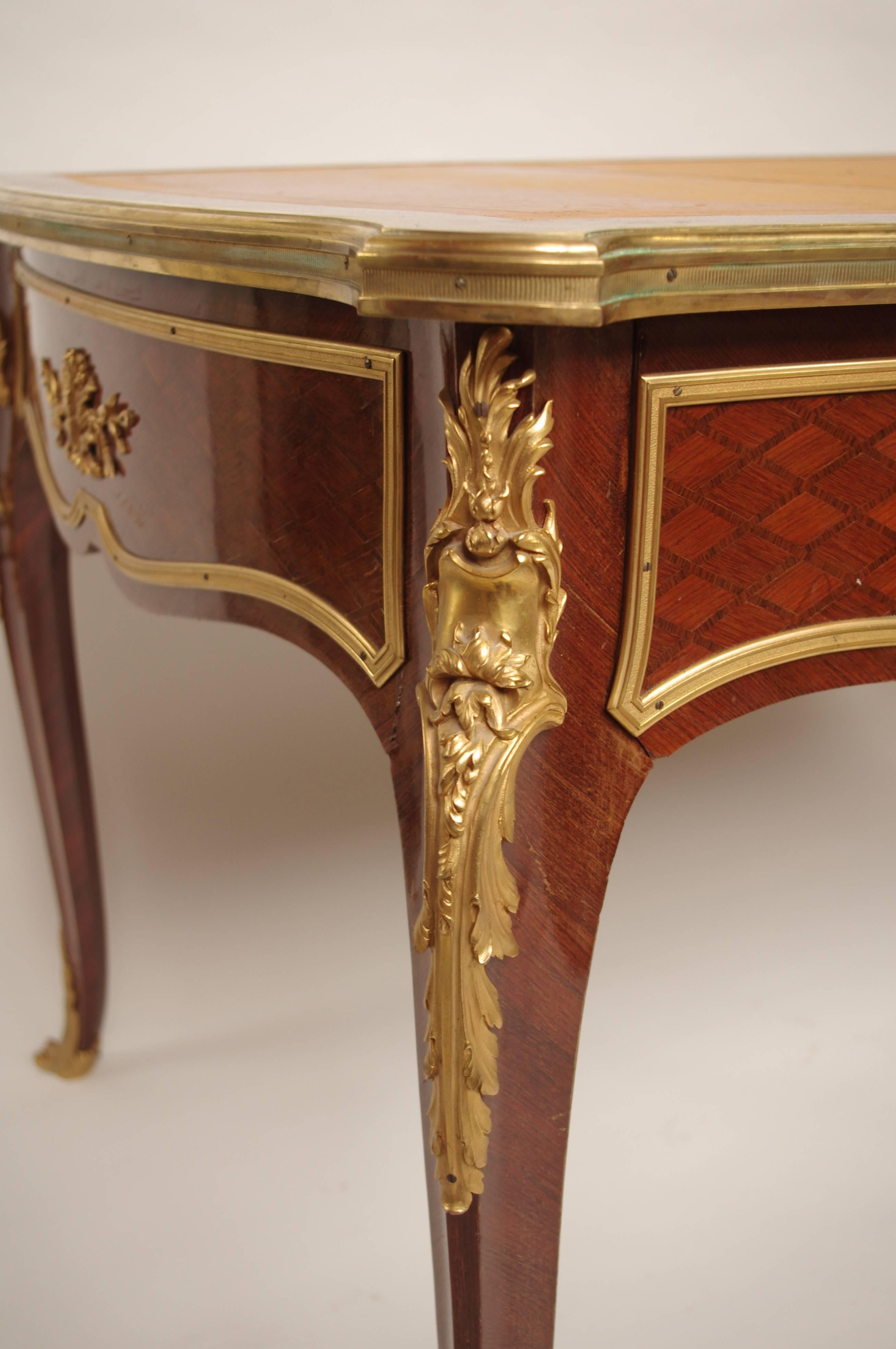 Opening on three drawers.
Gilt and chiseled bronze such as handles, clogs, angles mounted with foliage, ingot mould.
On cabriole legs with scrolled sabots.
Stamped Linke,
circa 1860.