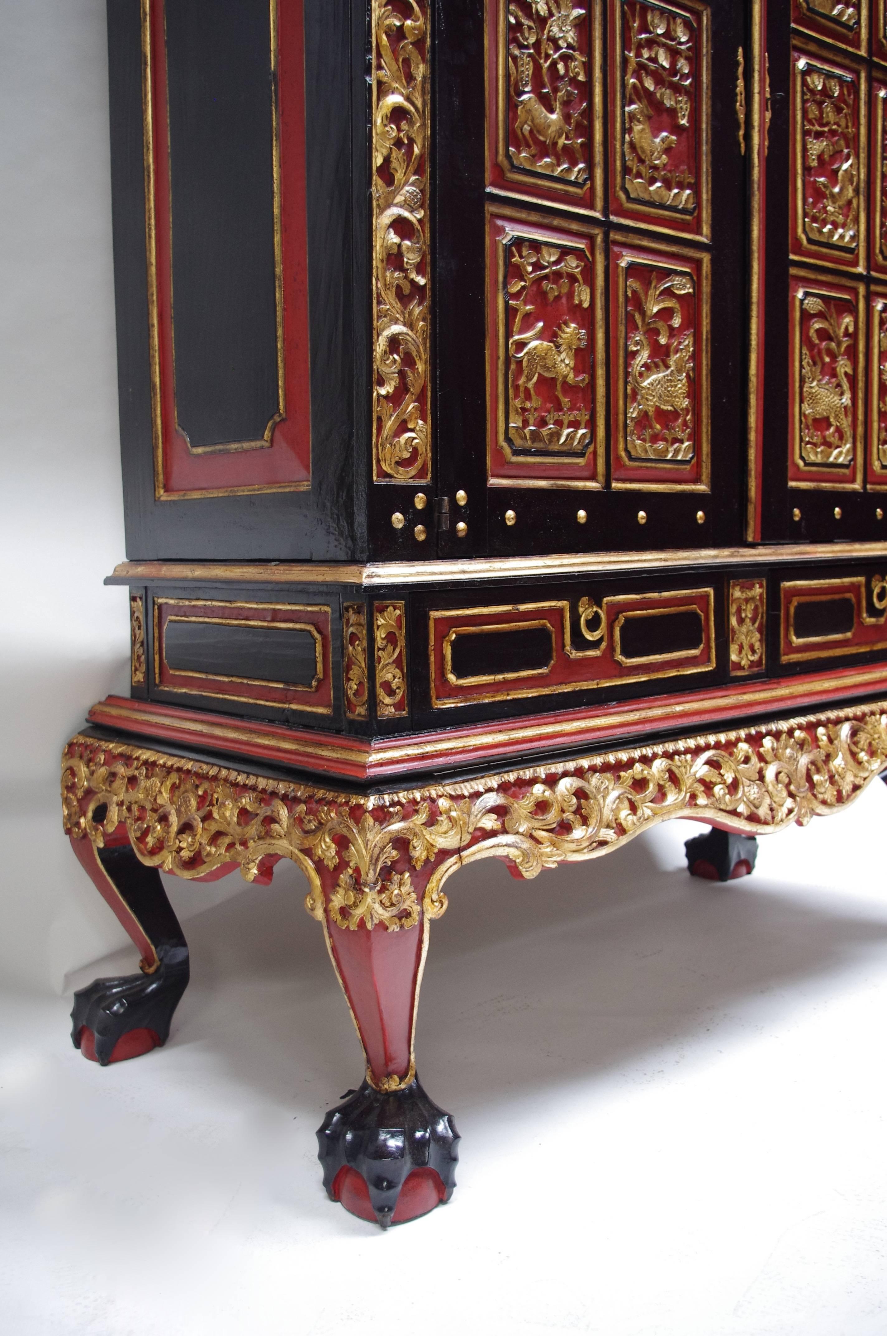 Large Indo-Dutch Black Red and Gold Lacquer Cabinet In Good Condition In Saint-Ouen, FR