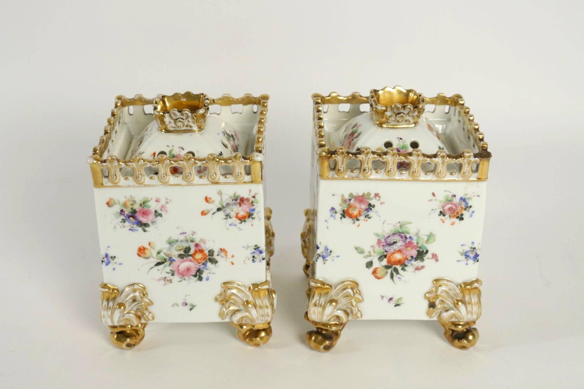 Paris porcelain.
Work from 1830-1850.
Polychrome flowers decor on white background and gilt highlights.
Unreadable mark underneath.
Standing on four curved feet.
