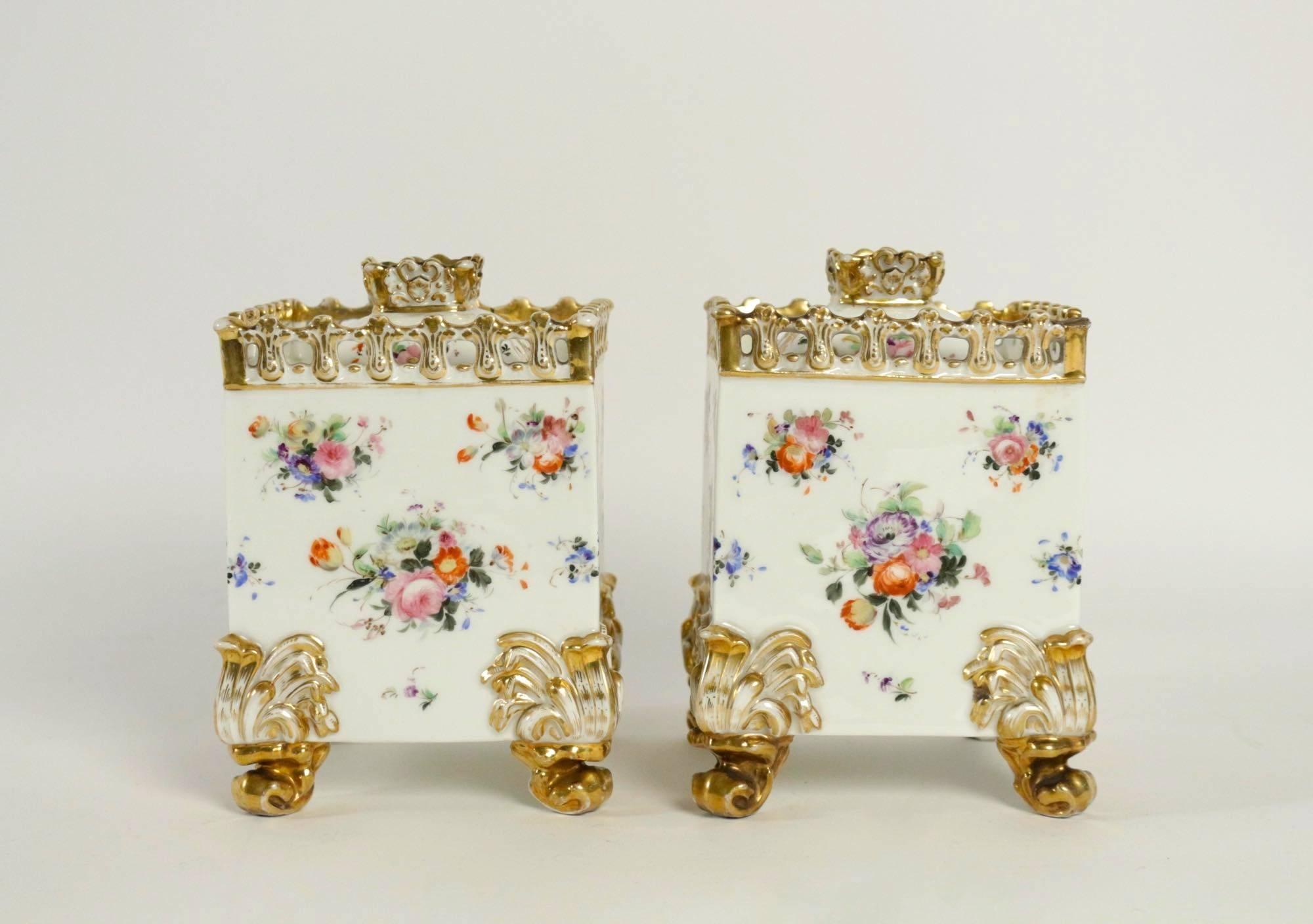 Paar Pariser Porzellantopf-Töpfe mit Deckel, um 1830 (Französisch) im Angebot