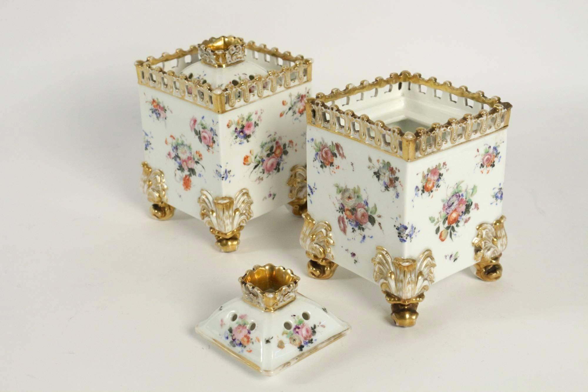 Paire de pots couverts en porcelaine de Paris, datant d'environ 1830 en vente 3